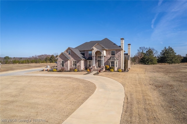 view of front of house featuring a front yard