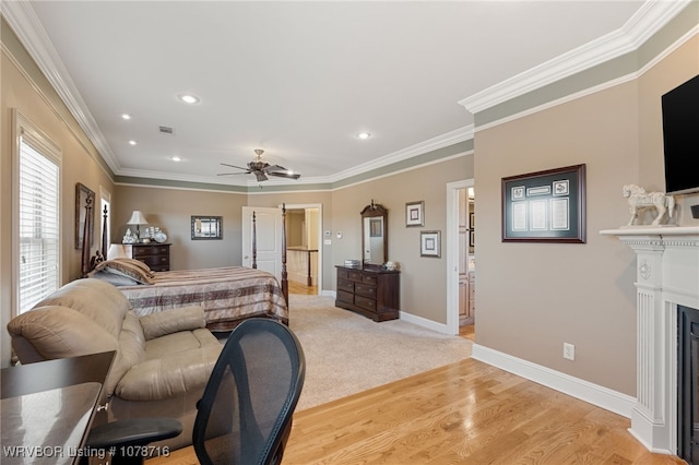 living room featuring ceiling fan, ornamental molding, and light hardwood / wood-style flooring