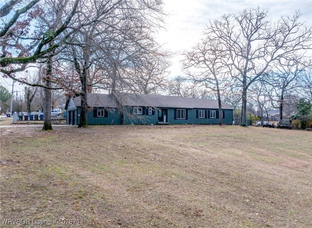 single story home featuring a front lawn