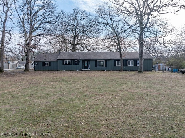 single story home with a front yard