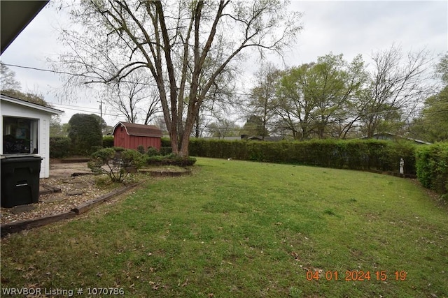 view of yard with an outdoor structure