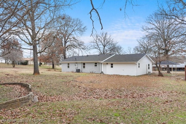 back of house featuring a lawn