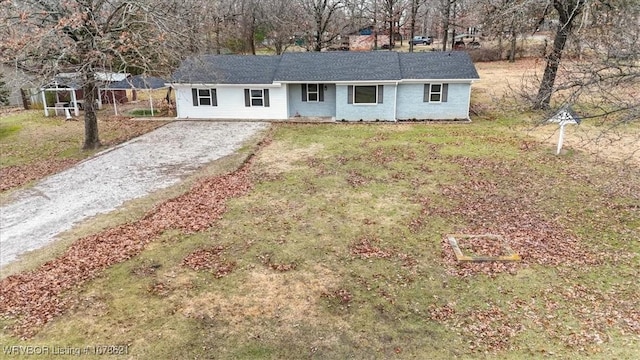 ranch-style home featuring a front lawn