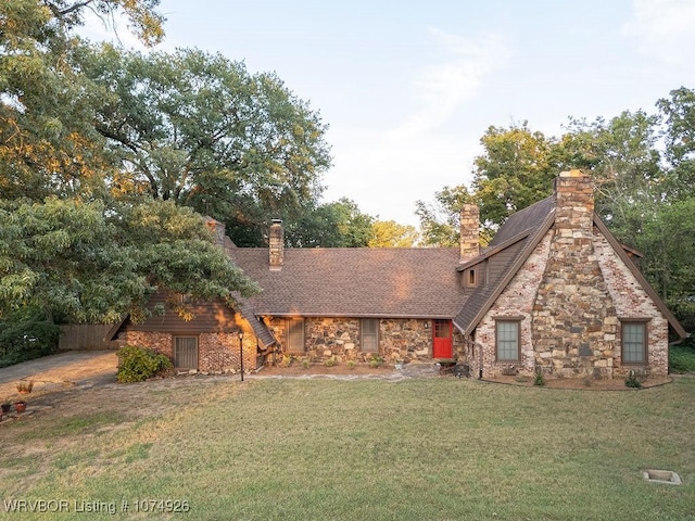 view of front of property featuring a front yard