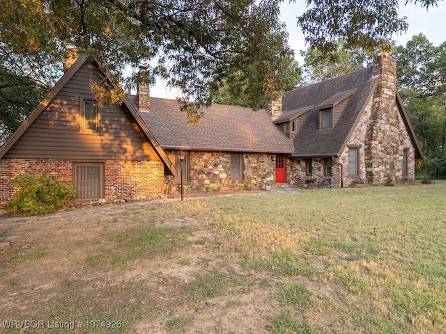 view of front of home featuring a front yard