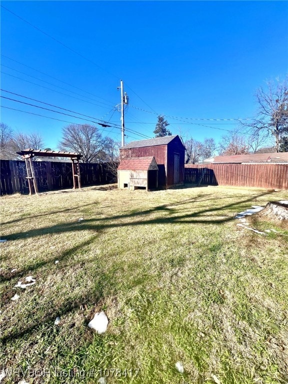 view of yard featuring a shed