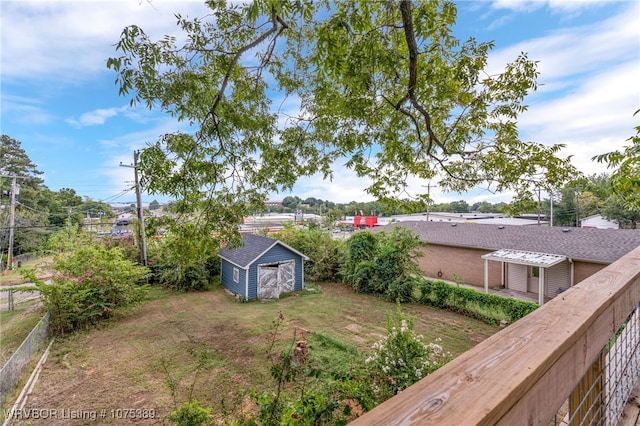 view of yard featuring a storage shed