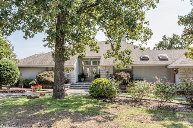 view of front facade featuring a front yard