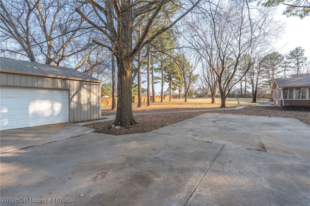 view of yard featuring an outdoor structure and driveway