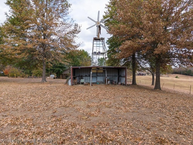 view of yard with an outdoor structure