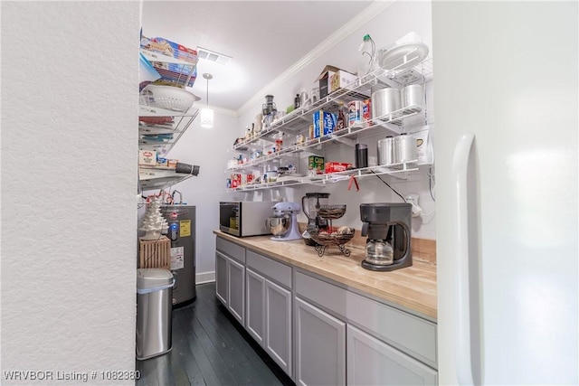 8721 Northshore Dr, Hackett, AR 72937 - pantry with water heater