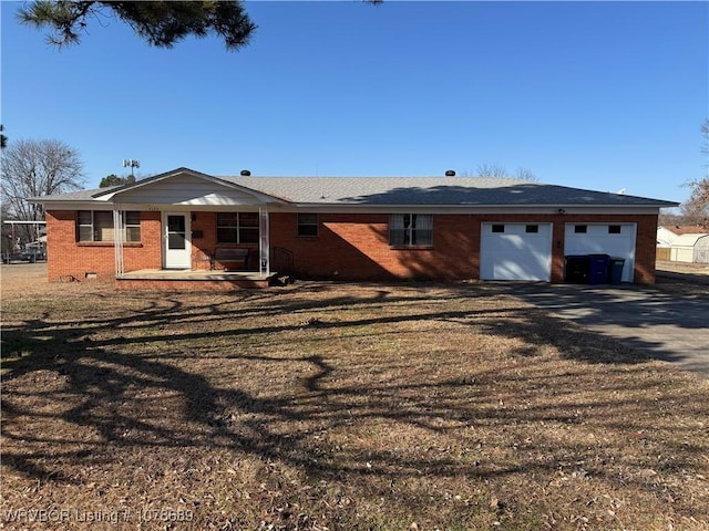 view of front of house featuring a garage, a front lawn, and a porch