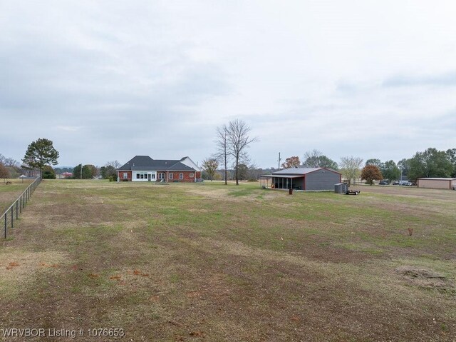 view of yard featuring an outdoor structure