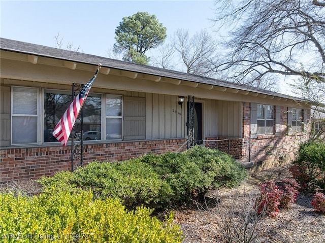 ranch-style house featuring brick siding