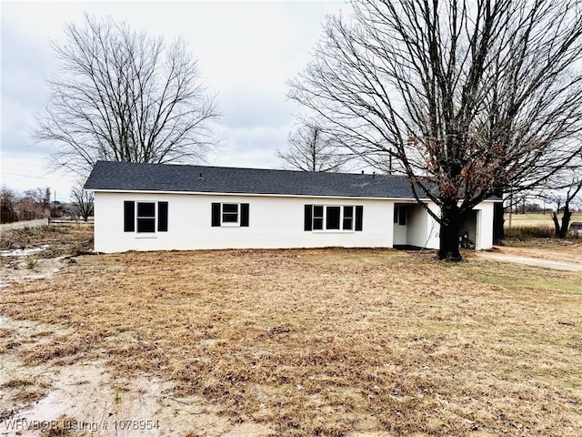 single story home with a front yard