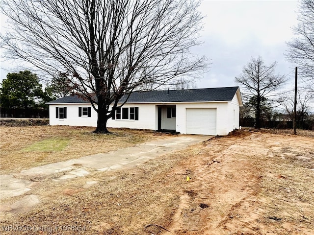 view of front facade featuring a garage