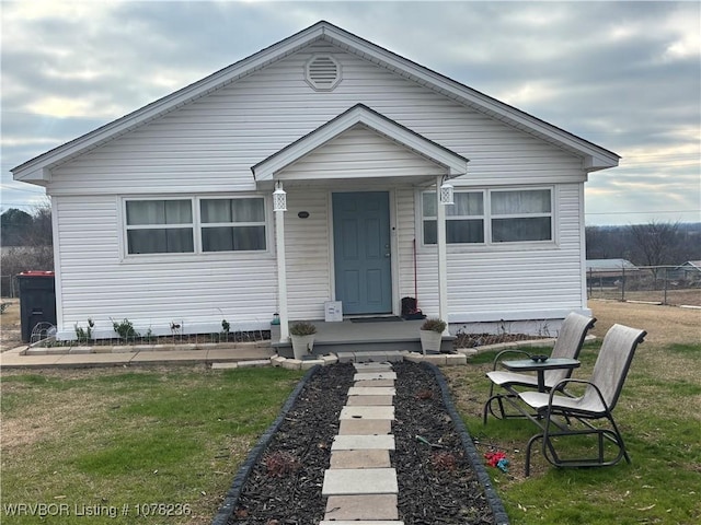 view of front facade with a front yard