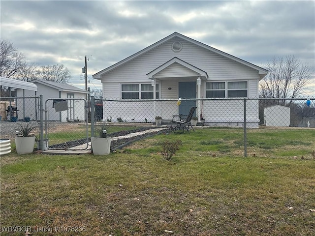 view of front of property featuring a front yard