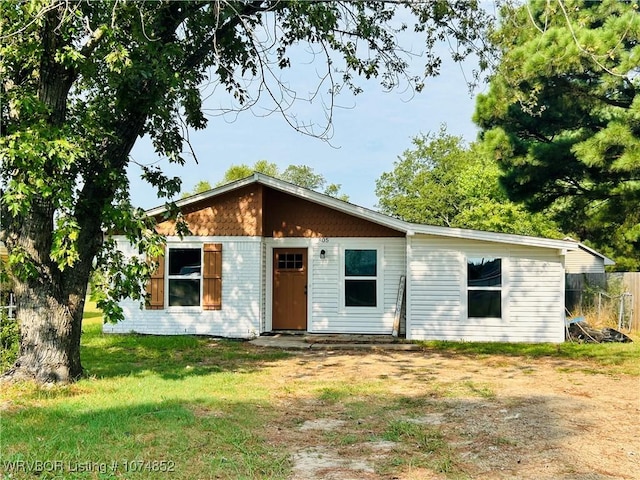 view of front facade featuring a front lawn