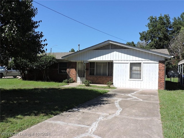 view of front of house featuring a front yard