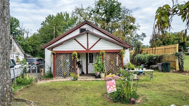 view of front of house featuring a front yard