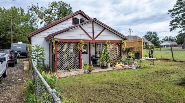 view of front facade with a front yard