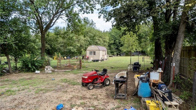 view of yard featuring a shed