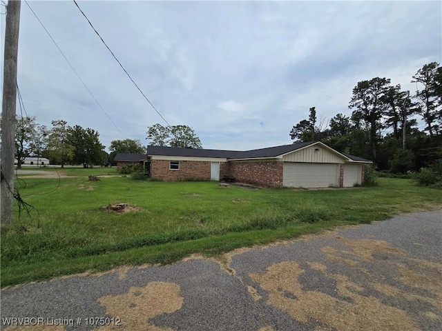 view of front facade featuring a garage and a front lawn