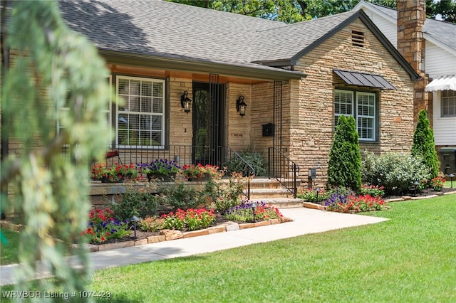 view of front of house with a front lawn