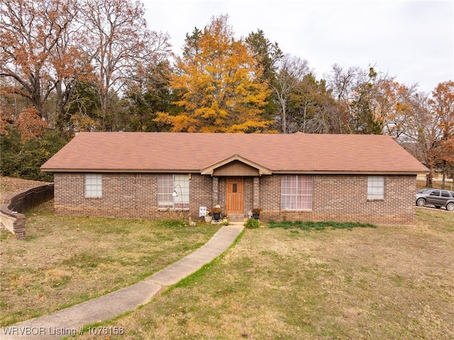 single story home with a front lawn