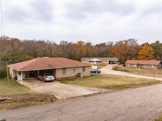 view of front of home featuring a front lawn and a carport