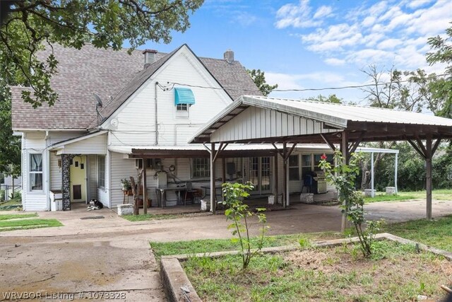 view of front facade with a porch and a carport