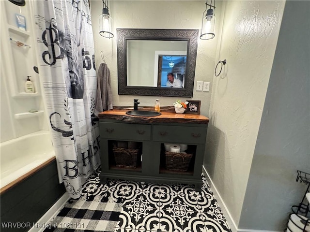 469497 975th Rd, Sallisaw, OK 74955 - full bath featuring shower / tub combo with curtain, vanity, baseboards, and a textured wall