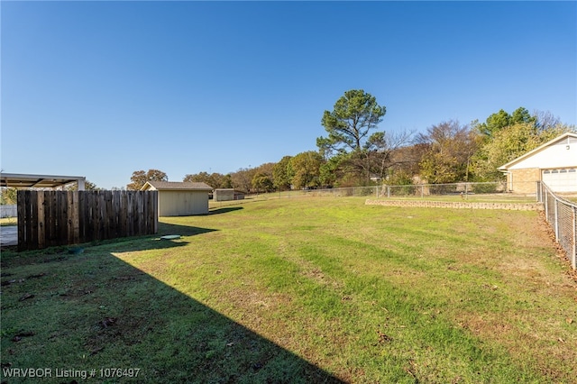 view of yard with an outbuilding