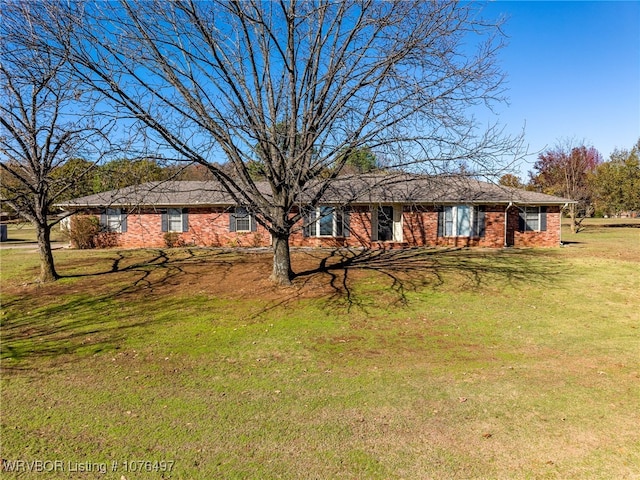 ranch-style home featuring a front lawn