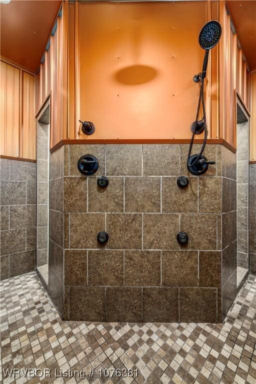 bathroom featuring a tile shower