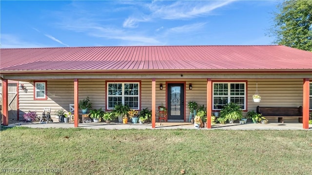view of front facade featuring a front yard