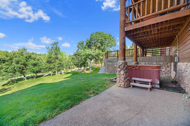 view of yard with a hot tub