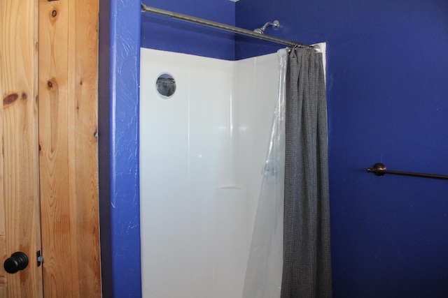 bathroom featuring a shower with shower curtain