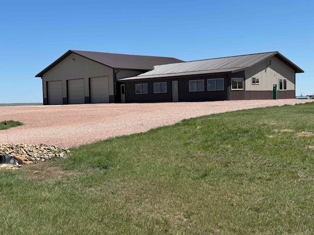 ranch-style house featuring a front lawn and a garage