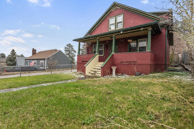 view of front of home featuring a front lawn