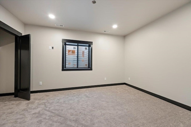 empty room featuring baseboards, visible vents, and carpet flooring