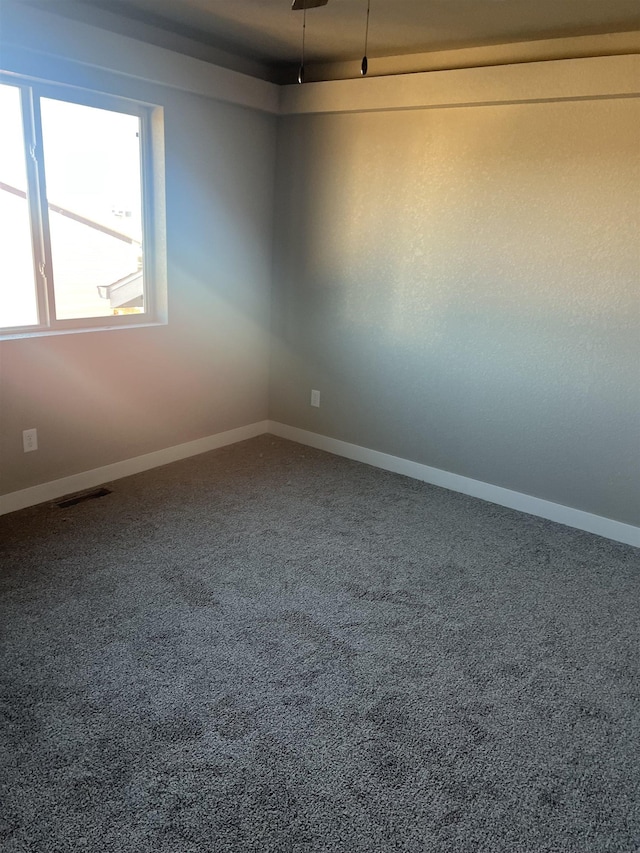 carpeted empty room featuring ceiling fan