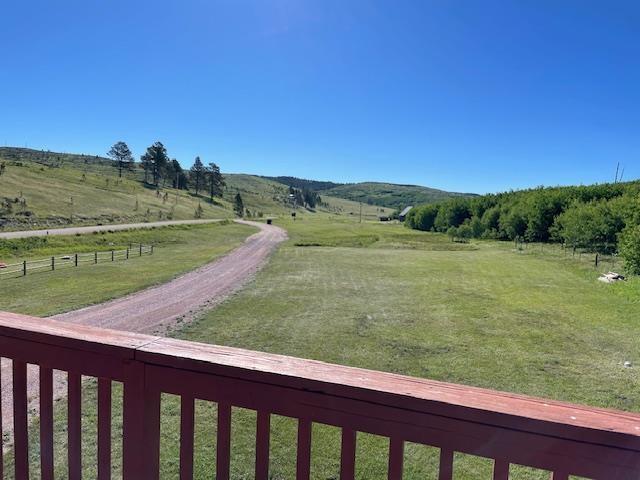 view of yard featuring a rural view