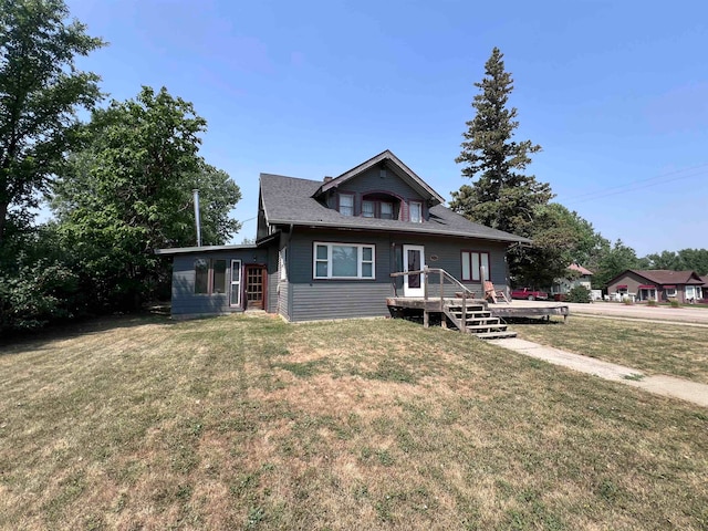 view of front facade with a front yard