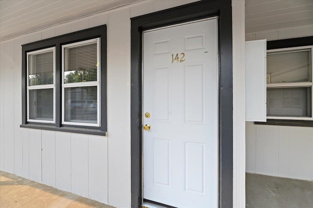 doorway to property with covered porch