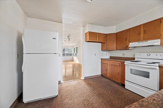 kitchen with ceiling fan and white appliances