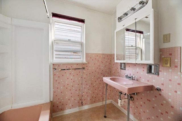 bathroom featuring tile walls