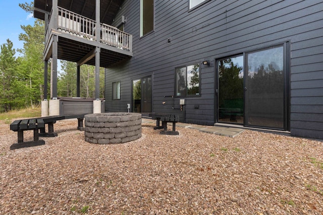 view of yard featuring a hot tub