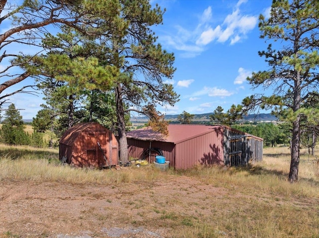 view of yard with an outbuilding